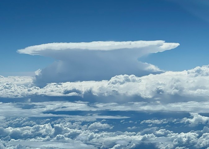 Pilot snaps amazing Aussie anvil cloud