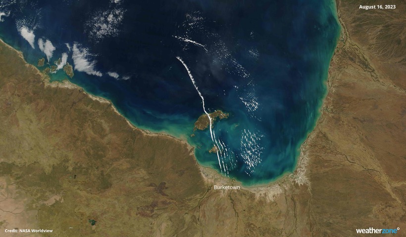 Morning glory cloud crosses Gulf of Carpentaria