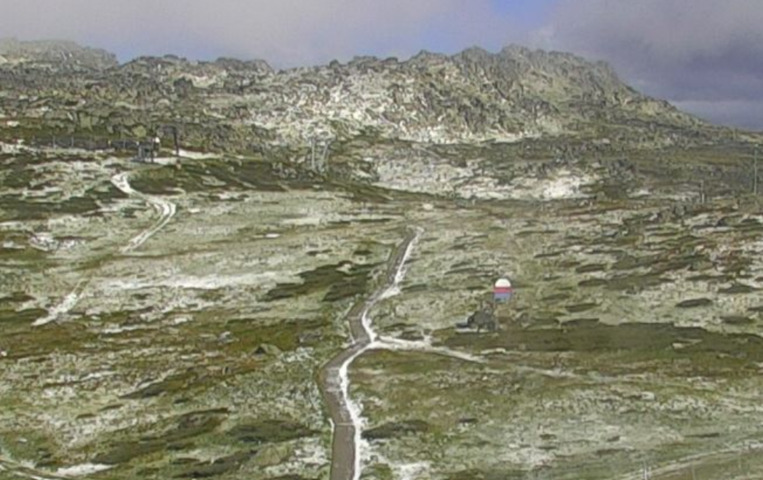 Image: Light snow melting in the sun on the Mt Kosciuszko track at the top of Thredbo on Monday, December 23. Source: ski.com.au