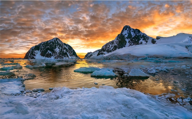 Image: The midnight sun lights up Antarctica. Source: iStock/SteveAllenPhoto